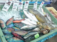 ☆２日目〜グルメ＆観光〜

中部：泡瀬漁港に行ってきました。

ここは地元の人が多い市場です。
食堂で新鮮な魚介類〜天ぷらなどが食べれます。


オススメは『伊勢海老のウニソース焼き』『魚のバター焼き』
定食にお刺身、ご飯、味噌汁が付いて
1人1,500円〜2,000円くらいになりますが大満足です！
※画像がなくて残念。。。

他にも500円程度で海鮮丼や外では天ぷら屋さんなどもあります☆