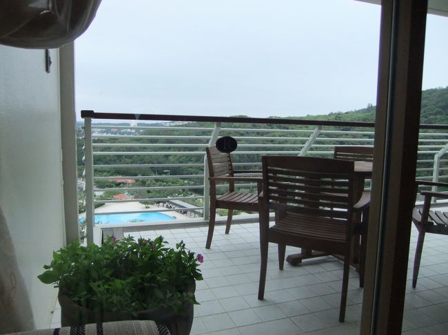 ルネッサンスフロアのロビーでは常時、コーヒーや紅茶、ジュースなどが置いてあります。<br /><br />部屋に戻るたび飲んじゃいました！<br /><br />いや〜落ち着く。<br /><br />