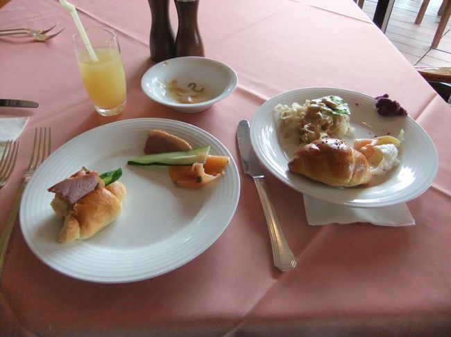 こっからはご飯特集。<br /><br />ここでは毎日朝食と昼食が付きます。<br /><br />これは昼食バイキング！<br /><br />ジーマーミ豆腐がおいしかったー！<br />ミミガーや、鴨肉、紫芋なんかもあります！<br />