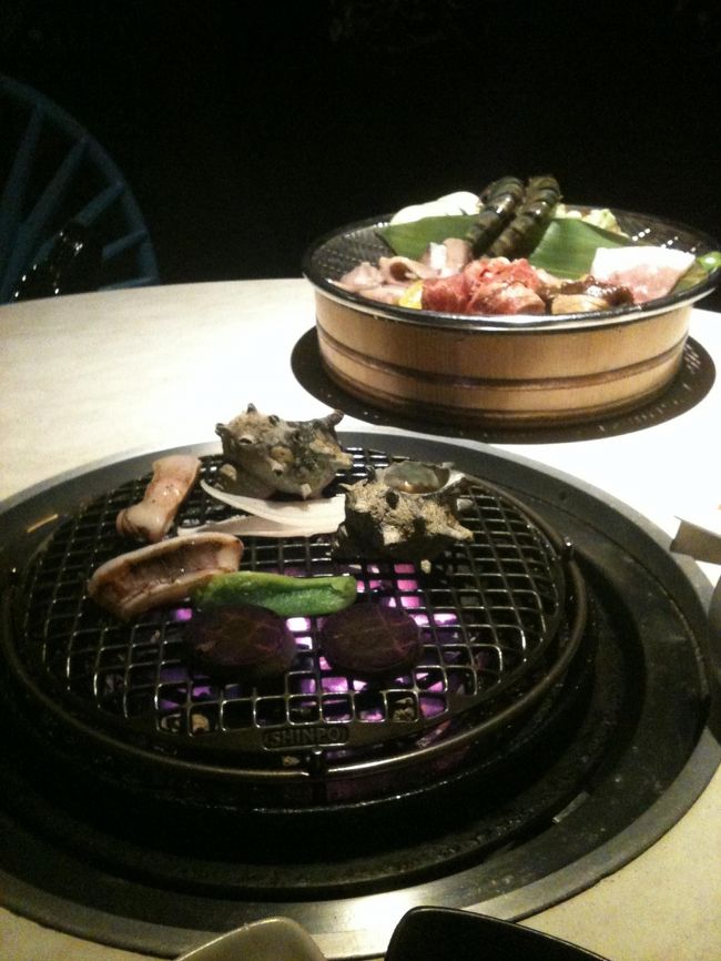 ディナーはホテル内にあるバーベキューレストランで。<br /><br />海鮮と肉類のセットです。<br /><br />サザエがおいしすぎる