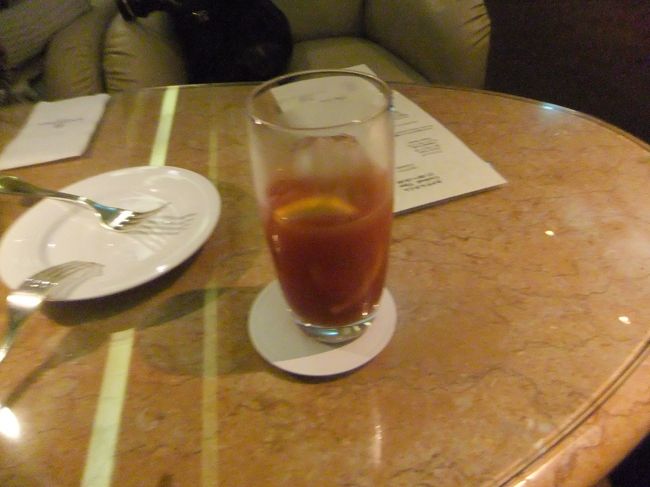 ルネッサンスフロアに宿泊した人が無料で使えるバーです。<br /><br />カシスオレンジなどのカクテルやビール、ジュースなんかも置いてあります。<br /><br />おつまみで出されたタコのマリネが異常なほどおいしくて、食べ過ぎてしまいました