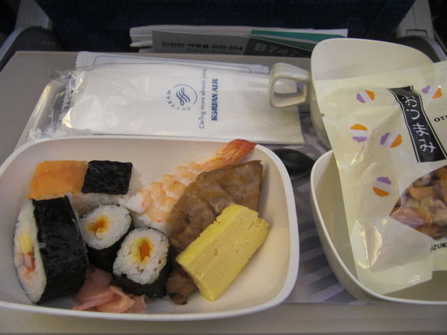 大韓航空の機内食<br /><br />ちょっと物足りない感じ・・・
