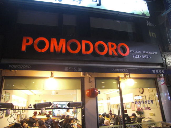 よくよく見ると混み合ってる店内。<br /><br />ガイドさんがおいしい！って教えてくれた<br />コリアナホテルから歩いて５分ぐらいにあるパスタ屋さん<br /><br />次回、行ってみよっと♪