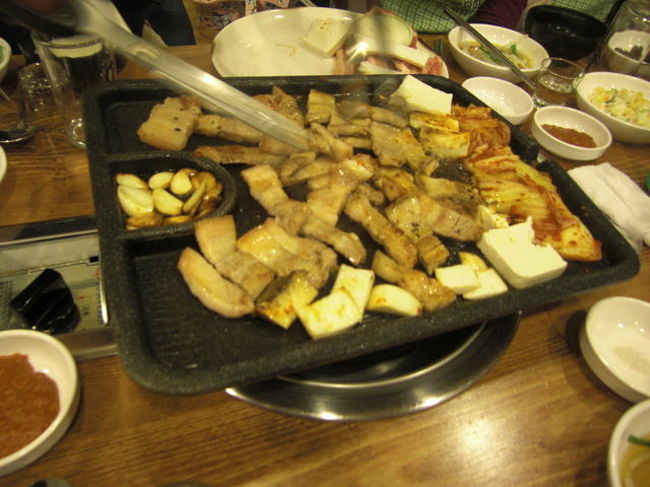 サムギョプサルから出た脂で<br />キムチや豆腐を焼いて頂きます♪