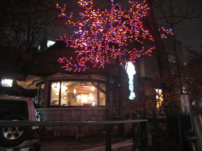 食後はバスに乗って弘大へ<br /><br />韓流ドラマでもおなじみの『コーヒープリンス』のお店<br /><br />残念ながら時間が遅かったのか<br />オーダーストップで中に入れず記念に写真のみ撮影