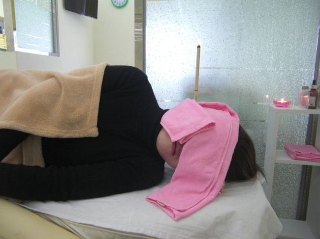 食後は初体験のイヤーキャンドル<br /><br /><br />明洞にある『朴先生足マッサージ＆ ヘッドスパ専門店』へ