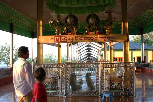 登ってきた南側の参道とは反対側の、北側の階段の方へ行くと、ムイジーナッカ（Mwe Gyi Nakha）と呼ばれる２匹のコブラ（Mwe）の像がありました。<br /><br />これまで見てきた人型のマネキンとは違ってリアルで、遠くから見るとまるで生きているように見えますね。