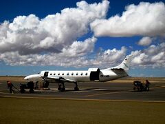 ウユニ-ラパス間のAmaszonas(アマソナス）航空機。 
小さい18人乗り。 

ウユニ-ラパス間のAmaszonas(アマソナス）航空では、機内預け入れ荷物の重さに制限がある。 
日本からの国際線の荷物を全て持ち運ぶと重さ制限の規定を超える可能性があるので、ラパスを拠点にウユニに行く場合は、ラパスのホテルをウユニの前後で同じところとし、ウユニでは必要のない荷物は、ホテルに預け、ウユニでの荷物はサブバックにまとめられるように、準備をしておくと良いと思う。

ホテルによっては、早朝の出発の場合、フロントの人がスペイン語のみの場合があるので、その際は下のスペイン語をメモして渡せば預かってくれるはず。 

・荷物を預かってもらえますか："? Puedo dejar mi maleta?（プエド　デハール　ミ　マレタ？" 
・私は○○にここのホテルに戻ります。" Volvere aqui, ○○."（ボルベレ　アキ、○○）　　　○○には日にち、曜日　等を入れる。
