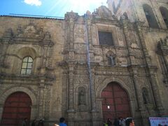 サンフランシスコ寺院。
門扉はいつも開いているわけではない。ミサの時間になると内部の見学もできる。

中は荘厳な雰囲気。一見の価値はある。