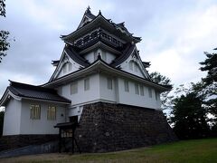 大手門跡を通り二の丸の武者溜跡へと辿り着いた。その武者溜の先には、天守のような建物が建っていた。実際の朝倉城に天守は存在しなかったのだが、展望台として観光用に建てられたものだそうだ。中は資料館になっていて、最上階に展望台がある。