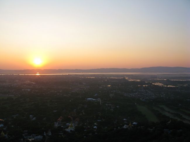 急いで西側のテラスへ向かってみると、外国人の観光客（欧米系のおじさんおばさんばかり・・・）が手すりに沿って横一線にズラリと並んでおり、すごい雰囲気（笑）。<br /><br />ガイドブックには“夕暮れどきともなると頂上のテラスはカップルだらけ”とありましたが、実際には“外国人観光客だらけ”です・・・。<br /><br />そもそもこれまでの街巡りで外国人観光客をほとんど見かけなかったのに、今まで一体どこにいたのでしょうか？<br /><br />わたしもなんとかすき間を見つけて手すりに取りつき、西の空に向かってカメラを構えます。<br /><br />そして１７時１５分、太陽が山際近くなり、西の空がオレンジに染まっていきます。