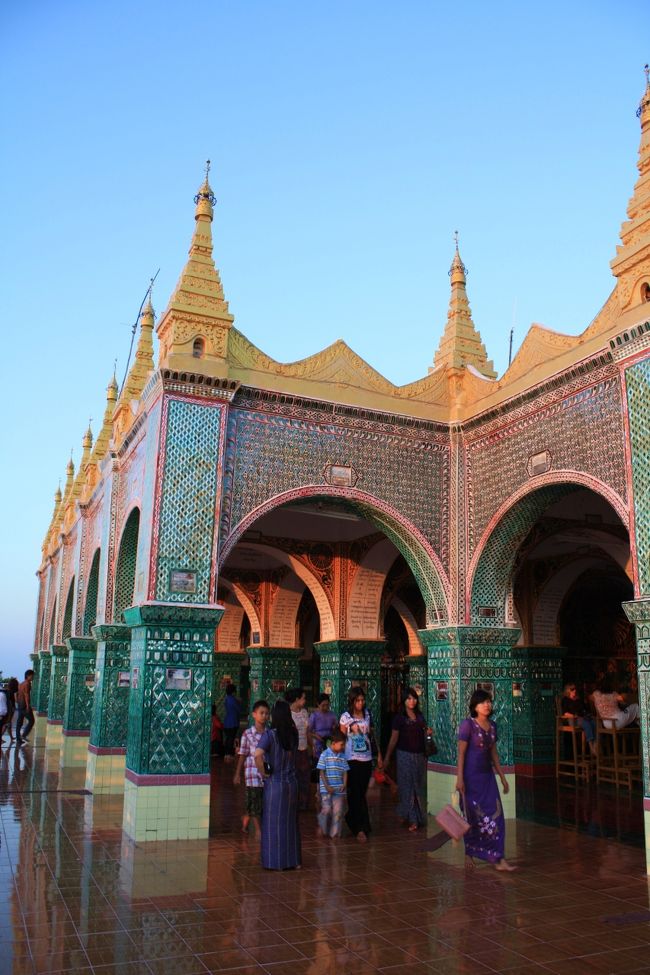 振り返ってスタンピー・パヤーの方向を見ると、これまた建物がオレンジに染まっています。<br /><br />鏡のようなピカピカな床にも建物の影が反射して、ほこりにまみれた汚れた建物が多い外界とは大違いのきれいな景色です。<br /><br />・・・ミャンマーの景色の特徴は、こういった金やガラスで装飾されたきれいな聖の世界と、汚れた街に象徴される俗の世界とが、両極端なほどにはっきり分断されていることでしょうか。<br /><br />ただ、それはミャンマーに限ったことではなく、昔の日本を含め、発展途上国につきものなのかもしれないと、最近、映画“Always 三丁目の夕日”や大河ドラマ“平清盛”を見て思うようになりました。<br /><br />タイムトラベルができるなら昔の日本に行って確かめてきたいですね（笑）。