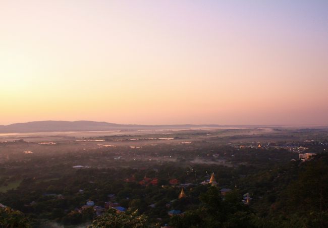 １７時４５分、もう一度西の空と眼下に広がる緑に包まれたマンダレーの街をパチリ。<br /><br />日が沈んだ後の西の空は紫色に変わり、だんだんと闇に包まれていきます。