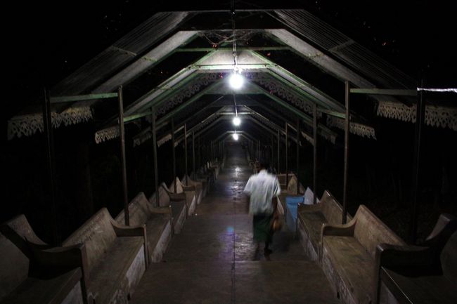 １７時５０分、写真も十分撮ったので、サイカーのおじさんとともに元来た階段を下っていきます。<br /><br />帰り道の暗くなった参道は、電灯に照らされてはいますが、人通りも少なくてちょっと暗くてコワい感じです。