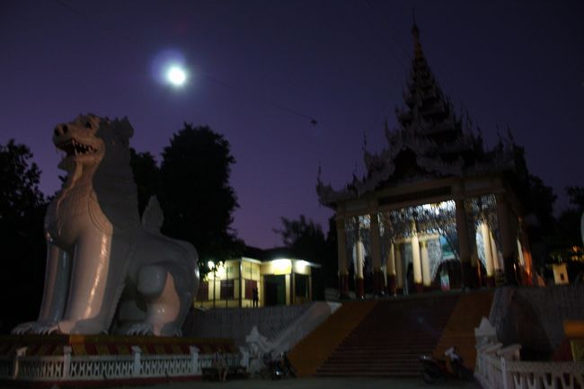 １８時、帰りは写真を撮ることもあまりなく、急いで降りて行ったのであっという間に麓まで到着。<br /><br />サイカーのおじさんにはあと一仕事、ホテルまで乗せていってもらいます。<br /><br />最初から最後まで一緒にまわってくれて、お昼も食べずに疲れているところ申し訳ないですが・・・。<br /><br />まあ、高めの運賃で約束したのだから、あともう少しがんばって！