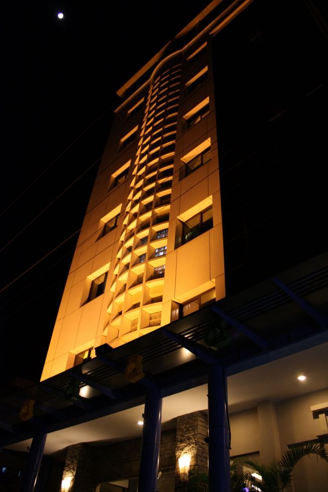 自動車やバイクに次々と追い越される中、おじさんはサイカーをこぎまくり、２０分ほどでホテル（ホテル・クィーン・マンダレー）に到着。<br /><br />朝１０時過ぎから本当におつかれさまでした！<br /><br />約束の２５，０００チャット（２，５００円）を渡すと、相手は“もう３枚”という仕草をしましたが、すでに観光客価格でかなり高いお金を払っているだろうということで、１枚（１，０００チャット）のみチップとして渡しました。<br /><br />それでもおじさんは喜んでくれ、最後はがっちり握手してお別れ。<br /><br />適正価格がいくらだったのかよくわからずじまいでしたが、日本で人力車を一日チャーターするよりずっと安い金額（時給３２５円）で、しかも簡単なガイドもしてくれたのだからよかったと考えることにしましょう！