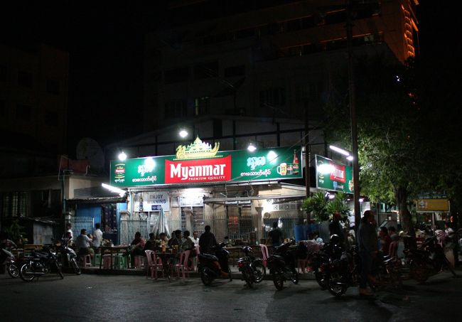 部屋に戻って足を洗い、靴に履き替えて夕食に行こうと街に繰り出しますが、ホテル周辺はとても暗く、徒歩圏内には外国人が入れそうなお店はありません・・・。<br /><br />ホテルの近くにあった地元の食堂はこのとおりディープな雰囲気で、外国人が一人入れるような感じでもなく・・・。