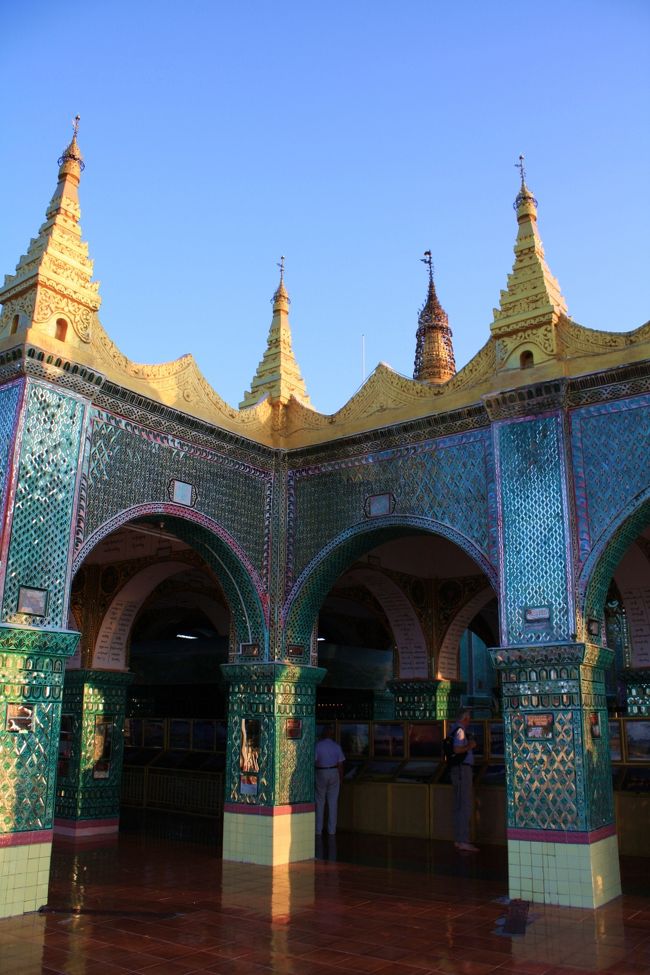 頂上中央には、スタンピー・パヤー（Sutaungpyai Paya）という、柱にガラスが埋め込まれたこれまたきんきらきんな建物があります。<br /><br />地味なもの好きの日本人からみればちょっと・・・という感じですね。<br /><br />ちなみにここで写真を撮っていたら、係員らしきおばさんが寄ってきて、撮影料（５００チャット＝５０円）を払うように言われました。<br /><br />確かにここは夕焼けを見ようとする外国人観光客が多く、寄付をしない彼らに対しては撮影料という名目でお金を取るのがいちばんなのかもしれません。