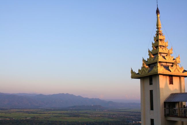 頂上のテラスをぶらぶら歩いていると、いつの間にやらもう１７時。<br /><br />建物や空がほんのり赤く染まってきました。