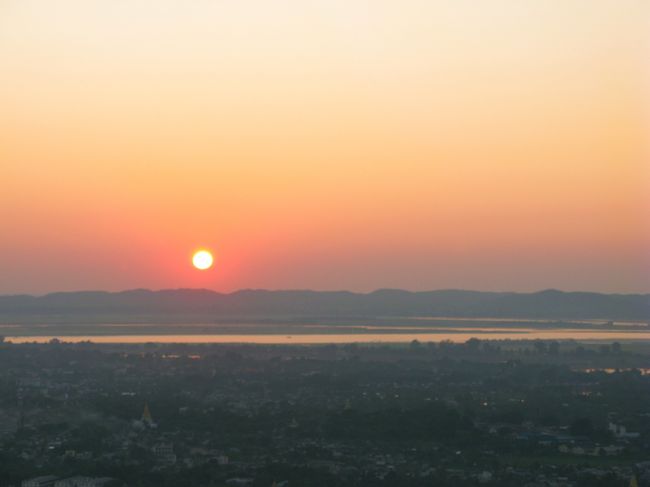 １７時２０分、ますます西の空が赤く染まっていきます。<br /><br />外国人観光客は誰も彼も写真を撮りまくっています。