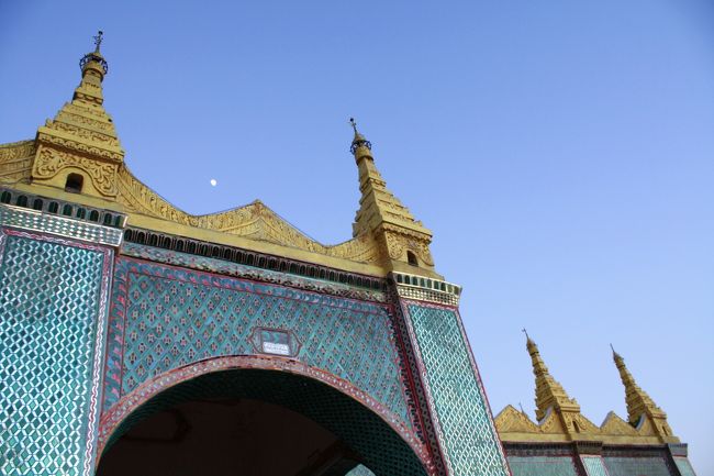 １７時３０分、日が沈みました。<br /><br />薄暗くなった空にはぽっかりお月様。<br /><br />とんがったミナレットのような尖塔も手伝って、なんとなくイスラムチックな雰囲気です。