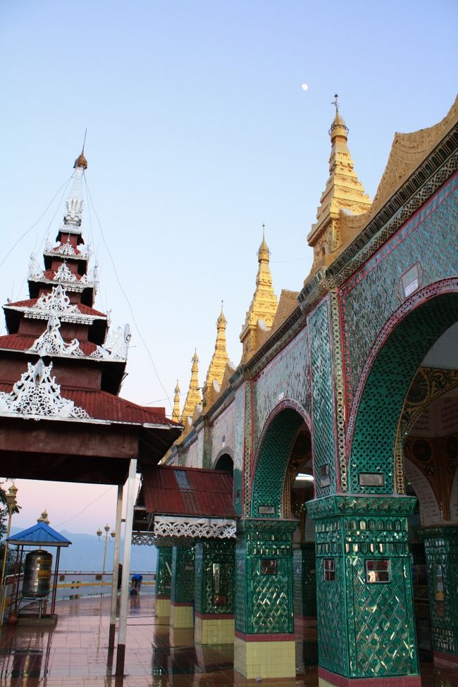 夕焼けを見終わると外国人観光客たちは次々に下山していき、頂上のスタンピー・パヤーからはだんだんと人が少なくなっていきます。<br /><br />・・・こういう人が少なくなった薄闇の中のパゴダもいい感じです。