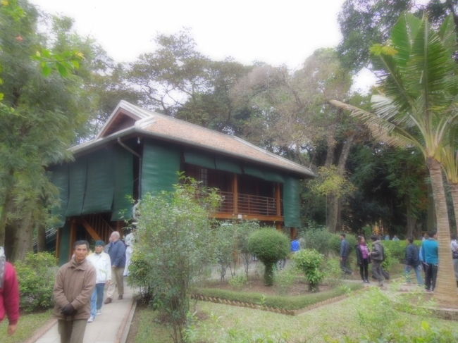 ホーチミンおじさんの住んでいた家。とてもシンプルで階段も一人づつしか登れない様になってます。〔目上の人から登れるようにとのこと〕