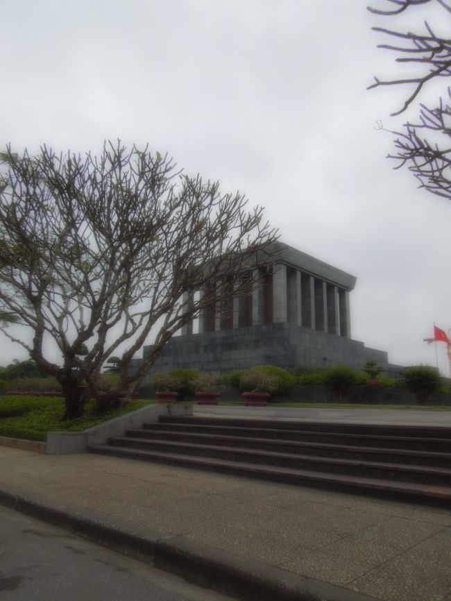 ホーチミン廟。中に入ってホーチミンおじさんの冷凍保存されてる遺体を見ました。私語・写真撮影・帽子などダメでした。