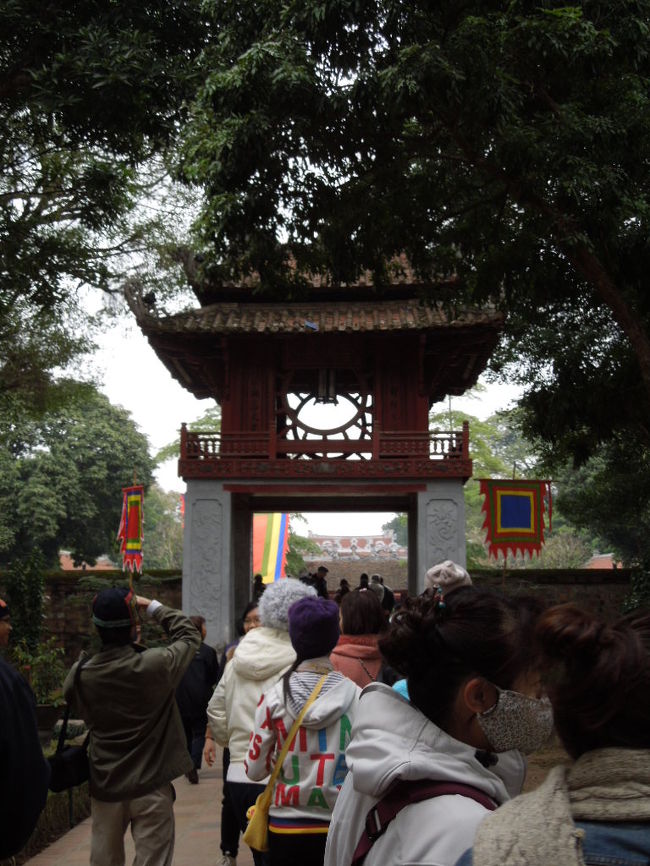 歴史ある学校だった文廟。ガイドさんの説明を聞いてると　問題になってるモンスターペアレンツとか訴訟とか本当にバカらしく感じました。勉強する前に道徳とか礼儀をまず重んじるそうです。