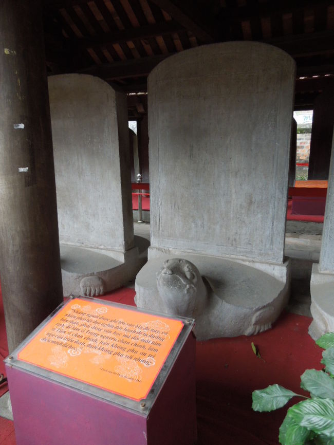 学生は試験の前に亀の頭をなでるといいそう。私も勉強しなくてはならないことがあるので、なでなで。　たくさんの人になでられた亀の頭は光ってます。