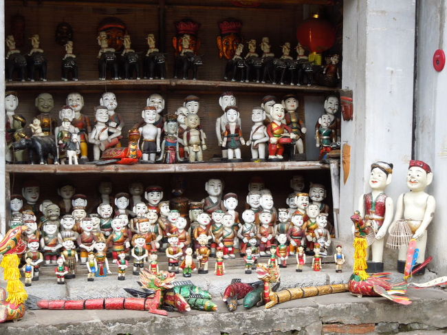 前日みた水上人形劇っぽい人形達。