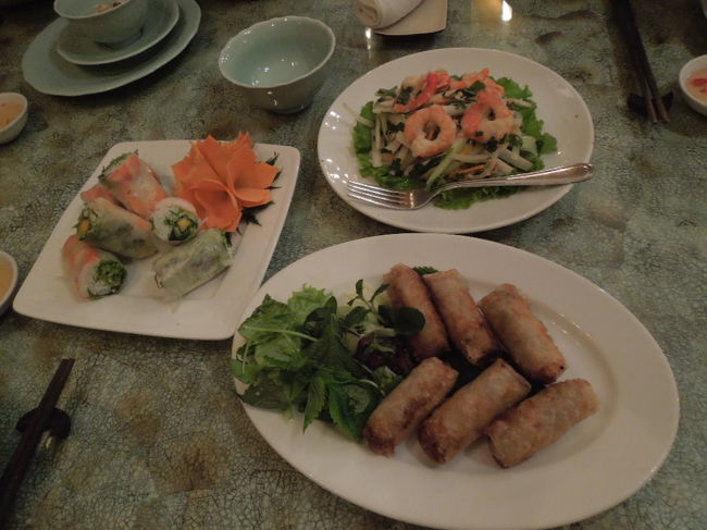 サラダ、生＆揚げ春巻き。　揚げ春巻はじめてとっても美味しいと思えた一品。