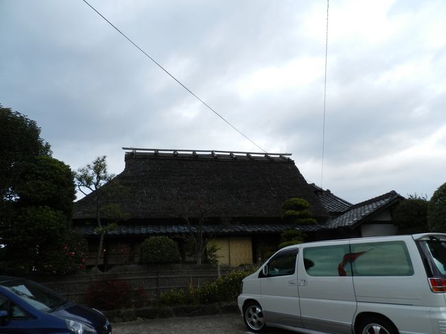 唐招提寺の自由散策を終えて薬師寺門前で待ち合わせた後、裏道（田んぼの畦道）を通ってこの日のランチスポット『田舎料理 草の戸（くさのえ）』にやって来ました。