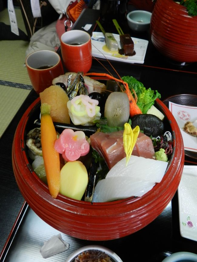 その器の蓋を開けると、豪華な品々！