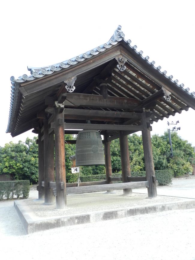 その隣りには鐘楼があります。