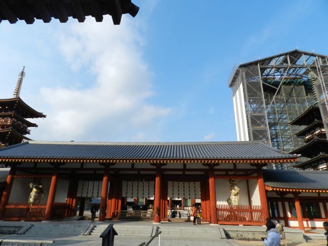 中門から伽藍の中に入ります。<br />このアングルから見える中門と東西の塔の姿は素晴らしいですっ！