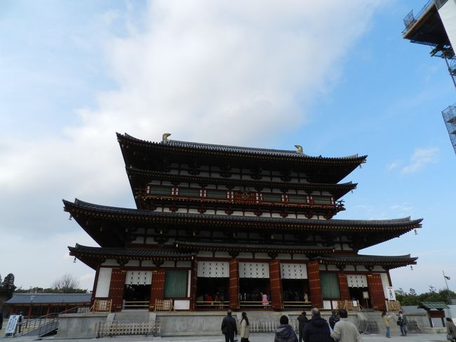 中門をくぐって真正面に位置するのが「金堂」です。