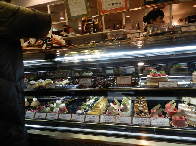 大和西大寺駅で降りて、西大寺に参詣することになりました。<br />用事があるという、はなままさんとは西大寺駅でお分かれしました。<br /><br />駅から西大寺の途中に「ガトー・ド・ボワ」というケーキ屋さんがあり、ココでお茶することになりました。<br />JOECOOLは西大寺参詣には行かず、先に入って席を確保しておくことにしました。