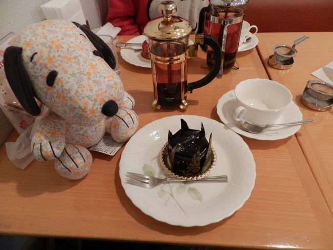 西大寺から戻ってこられたメンバーが揃い、席も全部確保できたので、カフェ二次会の始まりです。<br /><br />「ガトー・ド・ボワ」は、フランス「クープ・ドュ・モンド・パティスリー」製菓ワールドカップグランプリ、ドイツ「メイトルド・パティシエ世界選手権」味覚審査1位特別賞を受賞した林雅彦シェフのお店です。<br /><br />JOECOOLは二度目ですが、前回来た時のケーキの美味しさがもう一度味わえるなんて嬉しい限りです♪