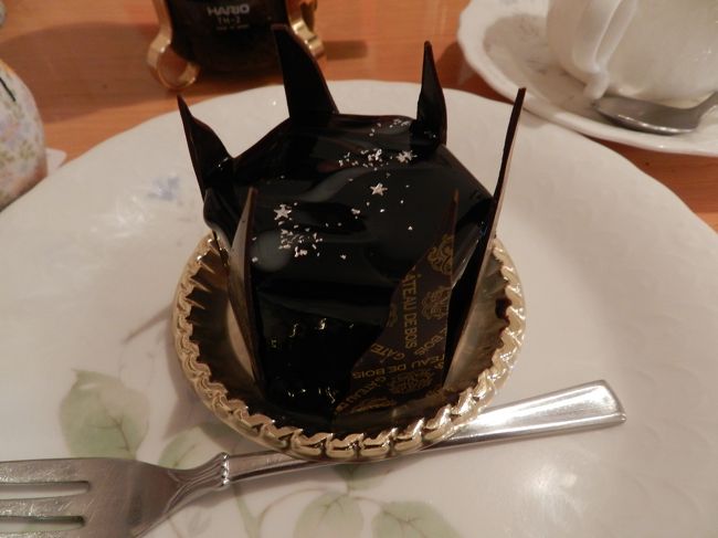 こちらがドイツで賞をとった「ギャラクシー」という名のケーキです。<br />ほら、ケーキの上に星が散りばめられているでしょう。<br />味は、ビター系チョコの大人の味！<br />さすがの逸品ですねっ☆