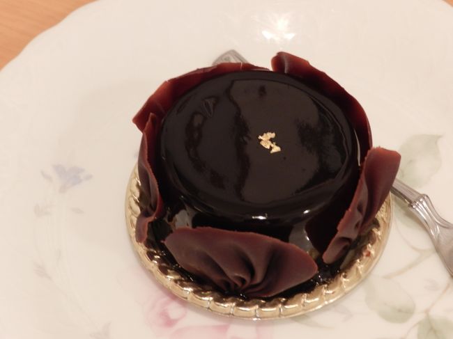 こちらはフランスの賞をとった「アンブロワジ−」というケーキです。<br /><br />susanaさんとkuritchiさんのチョイス。