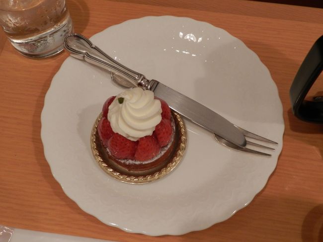 wifeがオーダーしたのは、いちごがたくさん乗っている「タルトフレーズ」というケーキ。