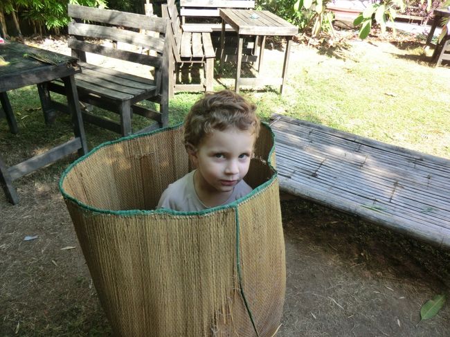 おはよー・・・フランス人の子供さんが・ござの中に？<br /><br />これがＧＨらしいです・小さいけど自分の場所があるのでお気に入り・・・