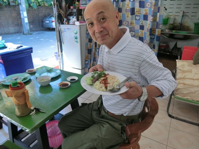 美味しいチキンライスを食べさせてくれました・・・しかし頭の中は日本の焼きそばなので・・・頭が微妙でした・・・。