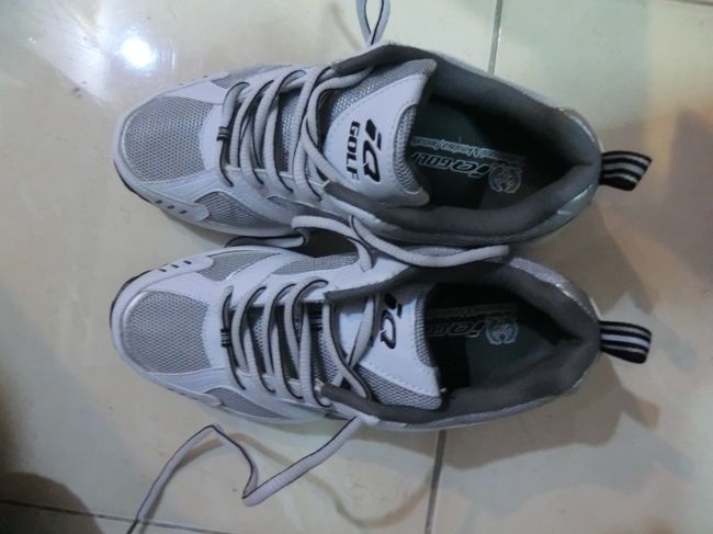 お友達が買った靴７００Ｂ・・・少し高いのでは？・・・私もゴルフシューズしかないので欲しいのです・・・