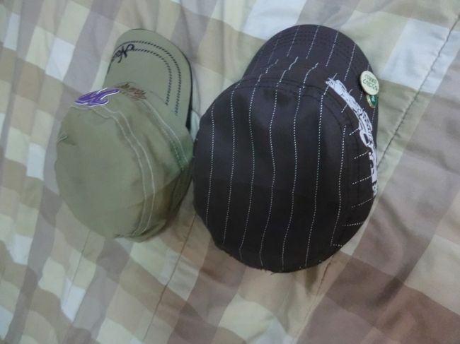 右には私の１８０Ｂ帽子・・・どちらが買い物上手かの話になりました・・・この方にはゴルフで歯が立ちません・・・都市は10歳上です・・・