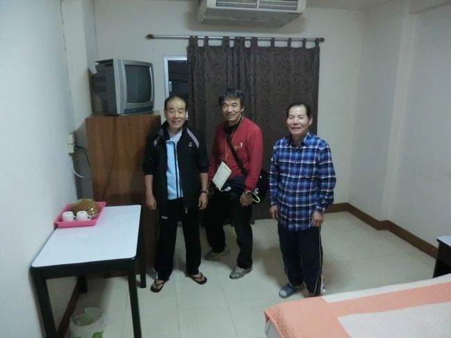 そんな話をしていると・・・真ん中のみかさんが到着・・・今日日本から・・・お部屋はキングサイドベット、バスタブ付き５５００Ｂ<br /><br />バスタブ付きは1000B高いのです