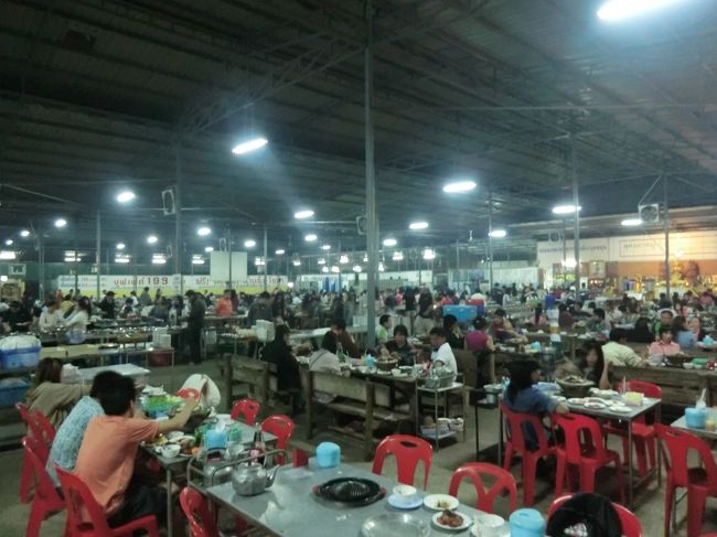 歩いて5分近くのタイスキ屋さんに・・・