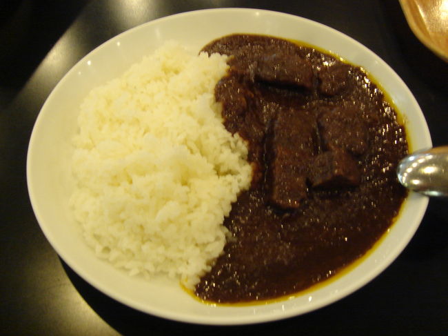 　今回もJALのマイレージを航空券に引き換えました。２０１１年は震災を体験し、旅行できる雰囲気ではなかったのですが、やはり旧正月前の台湾の雰囲気を味わいたく、台湾旅行を決意しました。<br />　フライトは１１時２０分のJAL８０５便ですが、成田に到着したのは６時４０分（笑）。完全に気持ちがはやってます。JALのチェックイン・カウンターがオープンするのが７時。しばし列に並びました。<br />　やがてスーツケースを預けた後、ひとまず腹ごしらえです。第二ターミナルの「ラ・フィエスタ」のビーフカレーで戦闘態勢に！