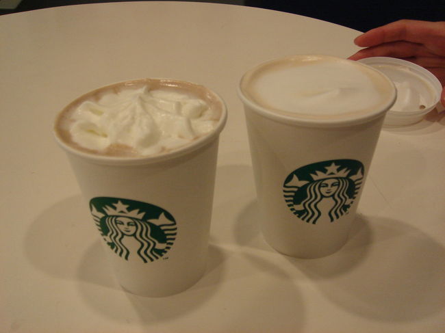 時間を持て余し中。スタバでコーヒーなど・・・。